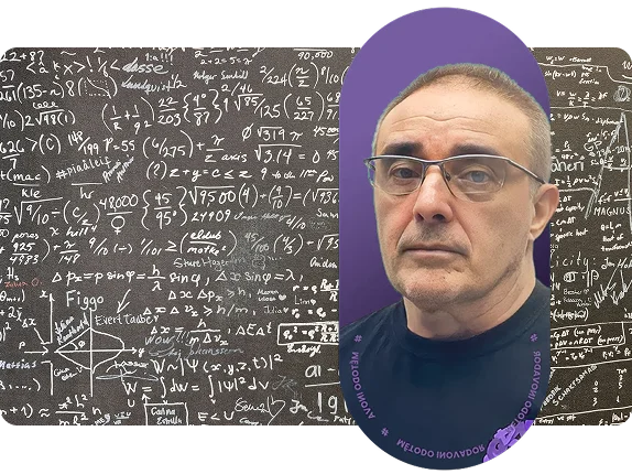 Prof. Regis Cortês em frente a uma lousa com fórmulas de matemática